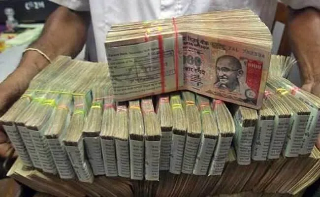 सराहनीय: व्यवसायी ने बस में छोड़े 2.5 लाख नकद, चालक दल ने लौटाया