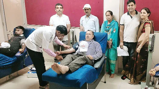 रक्त देकर महिला की जान बचाई