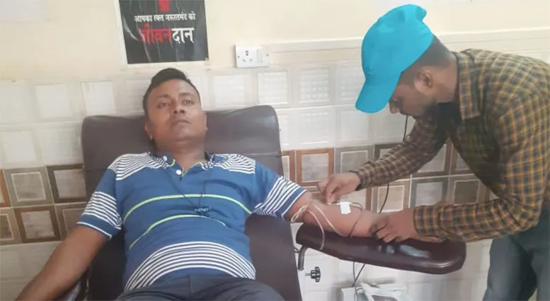 सराहनीय: कैंसर पीड़ित को डेरा प्रेमी ने अस्पताल जाकर किया रक्तदान