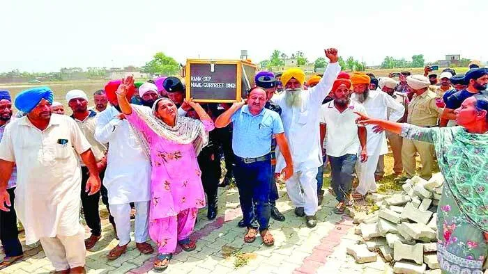 मां ने दिया कश्मीर में शहीद बेटे गुरप्रीत की अर्थी को कंधा