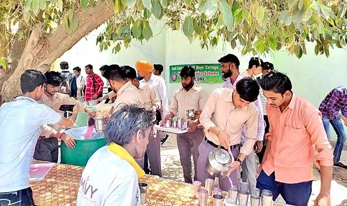 शाह सतनाम जी ब्वॉयज कॉलेज के विद्यार्थियों ने लगाई मीठे पानी की छबील