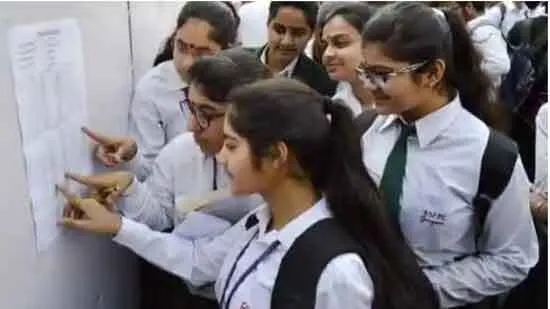 उप्र बोर्ड की हाईस्कूल परीक्षा में लड़कियों ने फिर बाजी मारी