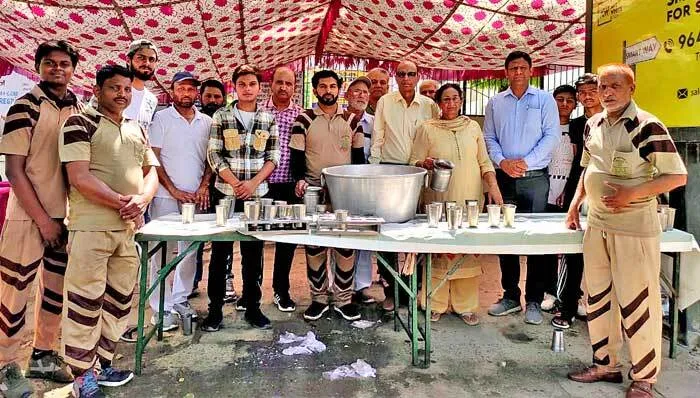 नामचर्चा घर की 12 वीं वर्षगांठ पर ठंडे मीठे पानी की छबील लगाई