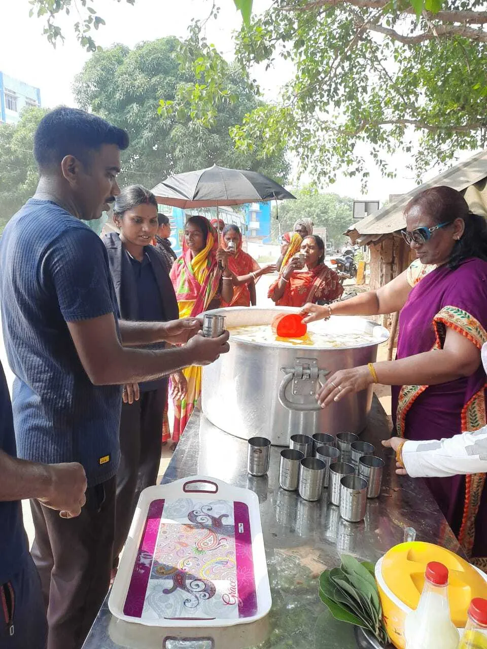 राहगीरों के लिए पानी की छबील लगा मनाया जन्मदिन
