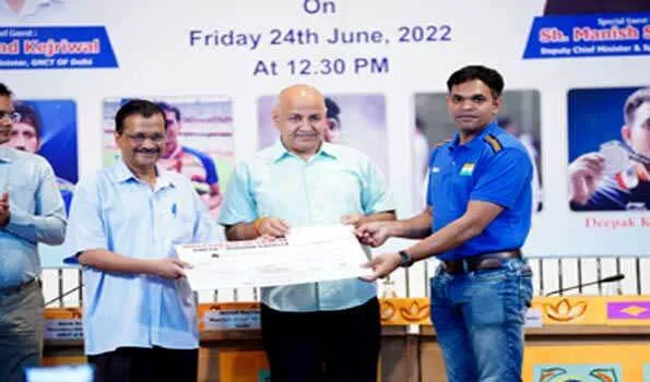केजरीवाल ने 60 खिलाड़ियों को सौंपा सहायता राशि का चेक