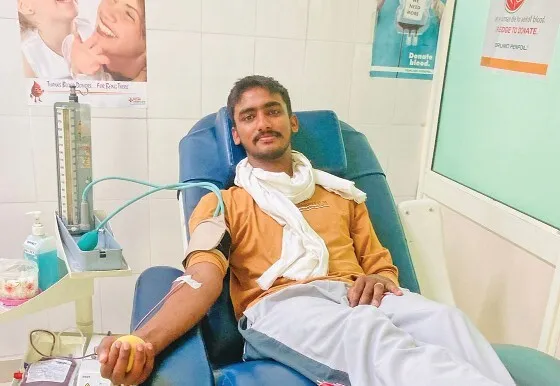 रक्तदान करके मनाया स्वंय व सच कहूँ समाचार पत्र का जन्मदिन