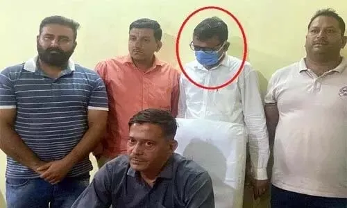 रिश्वत लेते मंडी सुपरवाइजर और समाज कल्याण विभाग के दो कर्मचारी गिरफ्तार