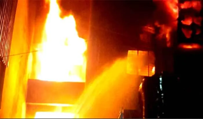 दिल्ली की फैक्ट्री में लगी आग