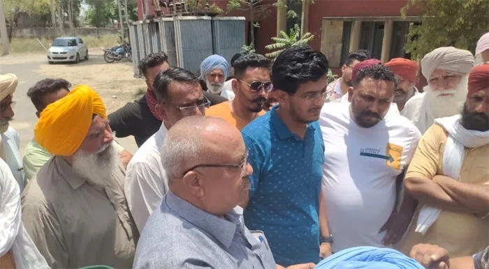 किसानों ने परेशानियों को चलते बिजली आपूर्ति करवाई बंद