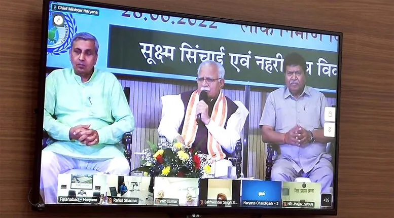किसान लखविंदर बरसात के पानी को ले जा रहा खेतों तक