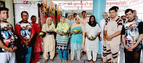 ब्लॉक पीपली उमरी की साध-संगत ने फादर डे पर 30 वृद्ध भाई बहनों को फ्रूट बांटे