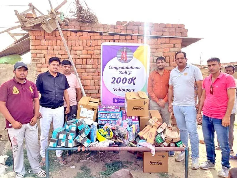 यूथ वेलफेयर फेडरेशन ने बच्चों को भेंट की चप्पल व खाने का सामान