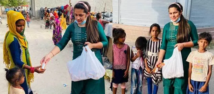 पहली सैलरी आने पर प्रियंका इन्सां ने बच्चों को बांटी खाद्य सामग्री