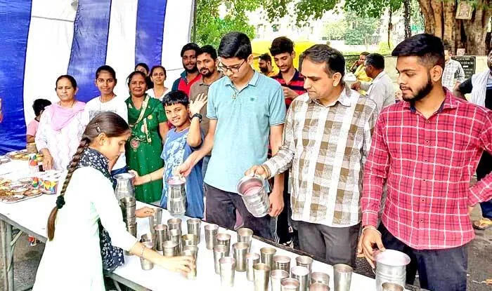 पूज्य गुरु जी के आगमन की खुशी में लगाई ठंडे पानी की छबील, खिलाए चन्ने