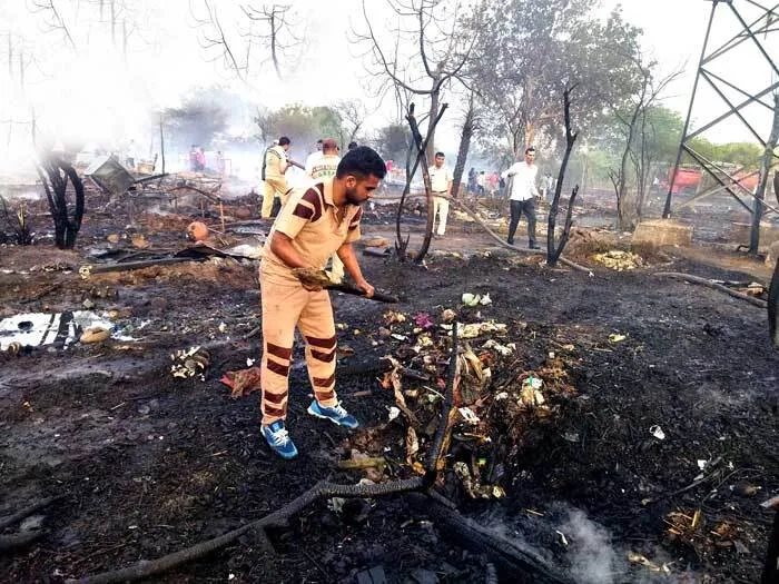 झुग्गियों में लगी भयानक आग मौके पर पहुंचे ग्रीन एस के सेवादार