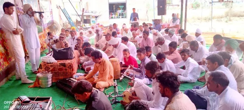 राशन वितरित कर मनाया स्थापना दिवस