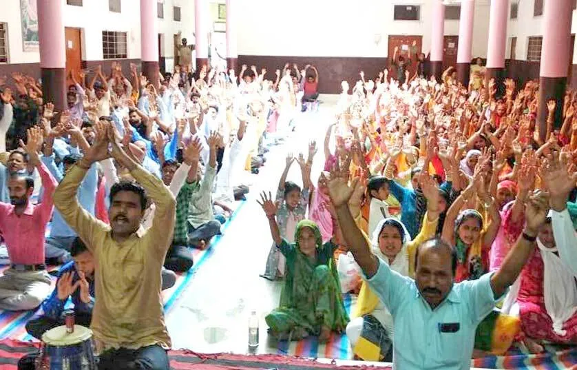 पूज्य गुरुजी के आगमन की खुशी में हुई नामचर्चा, उमड़ा जनसैलाब