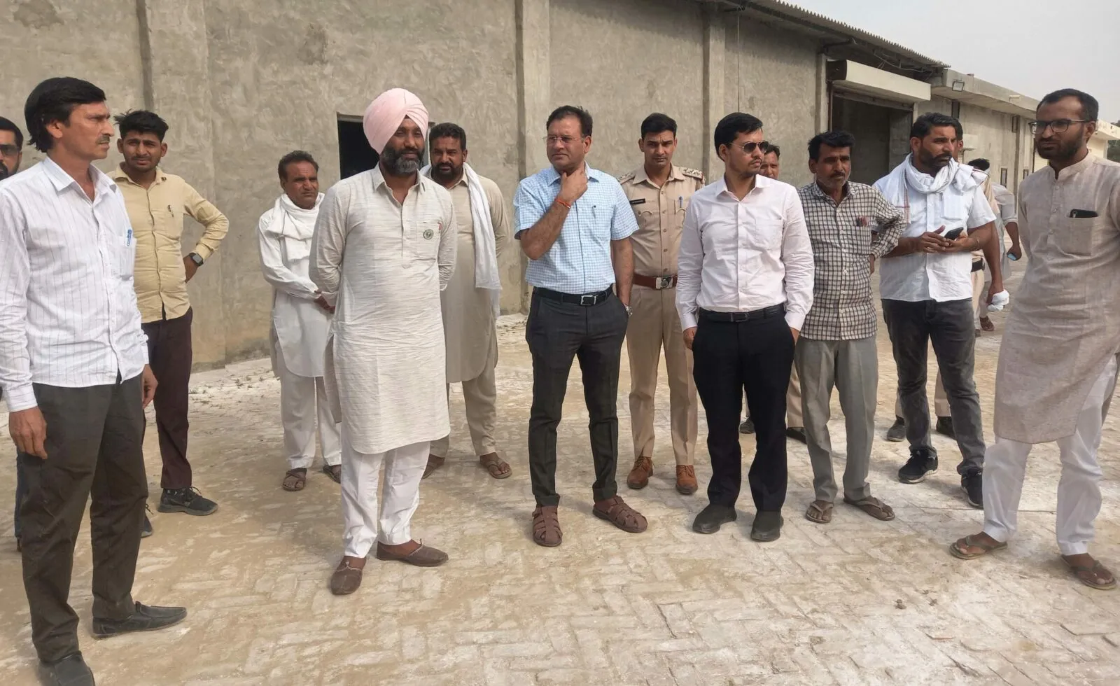 हैचरी फार्म बना लोगों के लिए आफत, लोगों ने फार्म पर जड़ा ताला