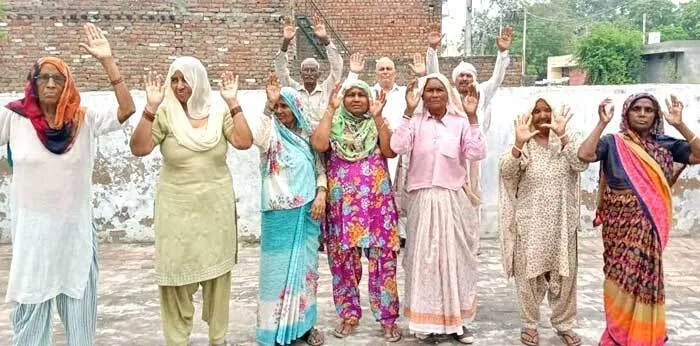 नहीं मिली तीन माह से वृद्ध पेंशन सरकार व प्रशासन के खिलाफ किया प्रदर्शन