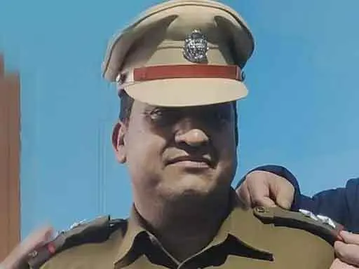 कश्मीर में पुलिस अधिकारी की गोली मारकर हत्या