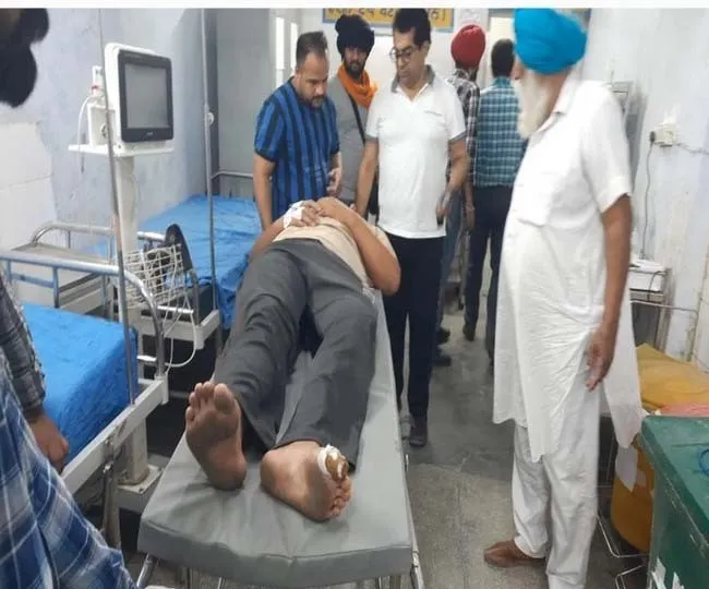 सड़क हादसे में तीन युवकों की मौत, 13 घायल