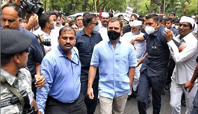 ईडी की राहुल गांधी से पूछताछ जारी, कांग्रेस नेताओं को लिया हिरासत में