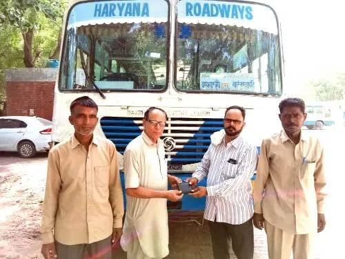 रोडवेज कर्मचारी ने पर्स लौटाकर दिखाई ईमानदारी