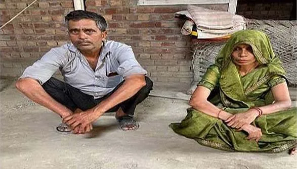 उधारी के पैसे वापस ना मिलने से तंग किसान दंपत्ति भूख हड़ताल पर