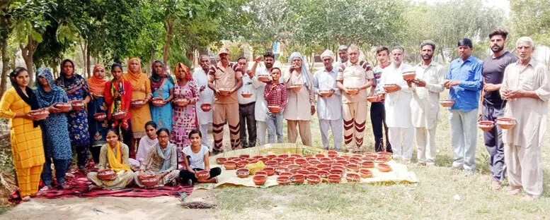 साध-संगत ने लगाए परिंदों के लिए 100 सकोरे