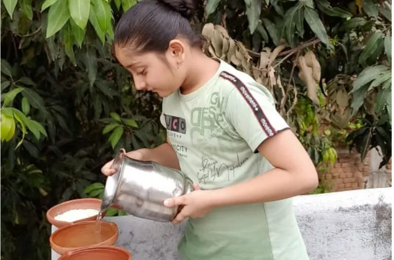 छत्तीसगढ़ की साध-संगत ने पक्षियों की प्यास बुझाने के लिए लगाए सकोरे