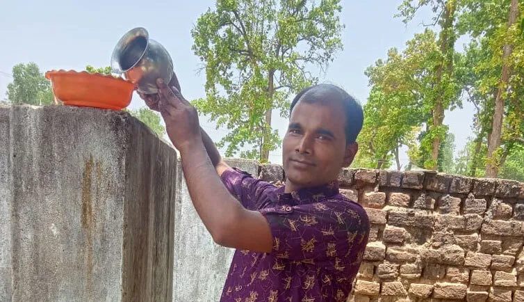 छत्तीसगढ़ के डेरा श्रद्धालुओं ने बेजुबान पक्षियों के लिए लगाए पानी के सकोरे