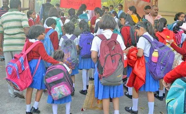 गर्मियों की छुट्टियों में खोले स्कूल तो होगी कार्रवाई