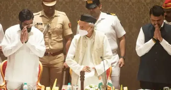 शिवसेना के बागी नेता शिंदे को राज्यपाल ने दिलाई मुख्यमंत्री पद की शपथ