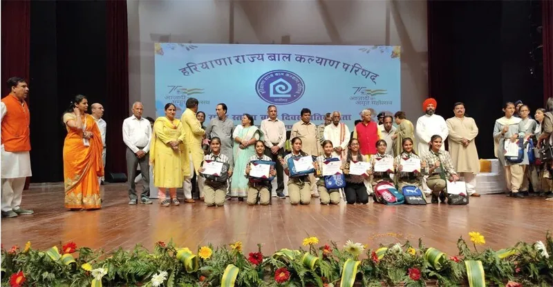 शाह सतनाम जी गर्ल्स स्कूल की प्राचार्या, छात्राएं राज्यपाल से सम्मानित