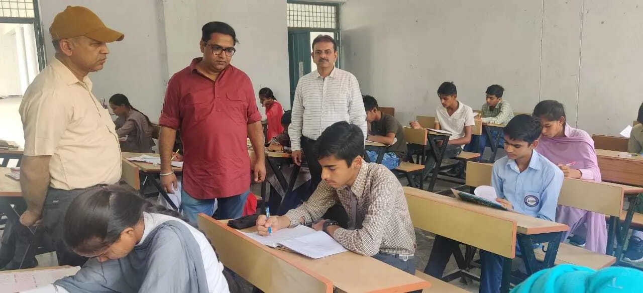 सुपर-100: लेवल वन की परीक्षा देने पहुंचे 390 विद्यार्थी, 51 रहे अनुपस्थित