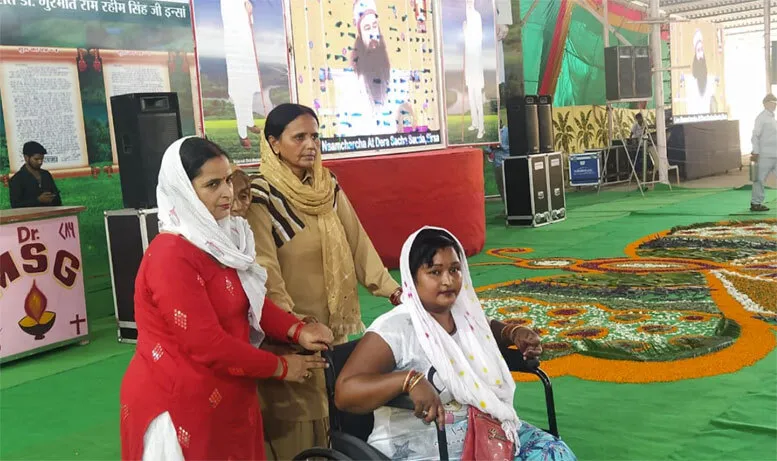बरनावा: मनीता इन्सां व प्रिया इन्सां ने एक दिव्यांग बहन को ट्राईसाइकिल वितरित की