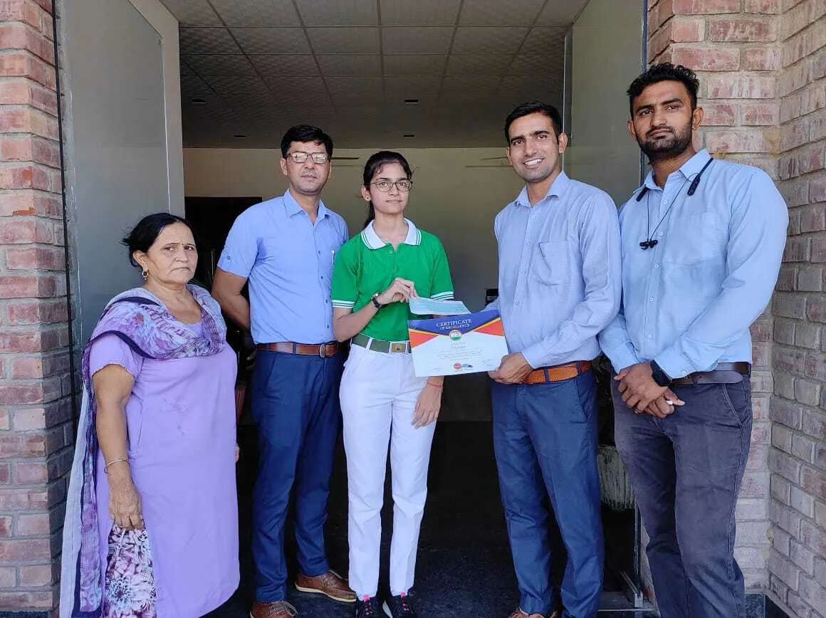 पाठशाला यूनिवर्सल स्कूल की छात्रा प्रियंका ने उकलाना ब्लॉक में प्रथम व हरियाणा में प्राप्त किया छठा स्थान