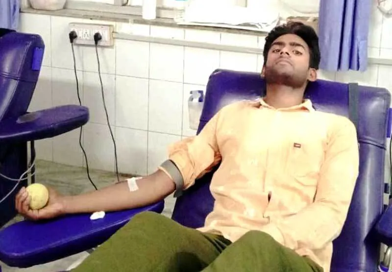 मरीज को रक्तदान कर डेरा प्रेमी ने दिखाई इन्सानियत