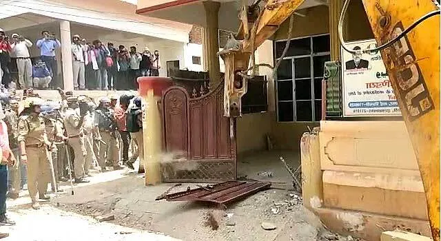 प्रयागराज हिंसा के मुख्य आरोपी जावेद के घर चला बुलडोजर