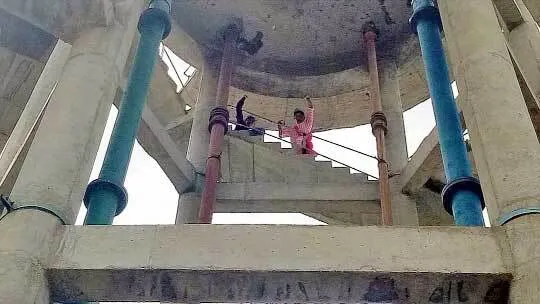 पीटीआई टीचर पानी वाली टंकी पर चढ़े