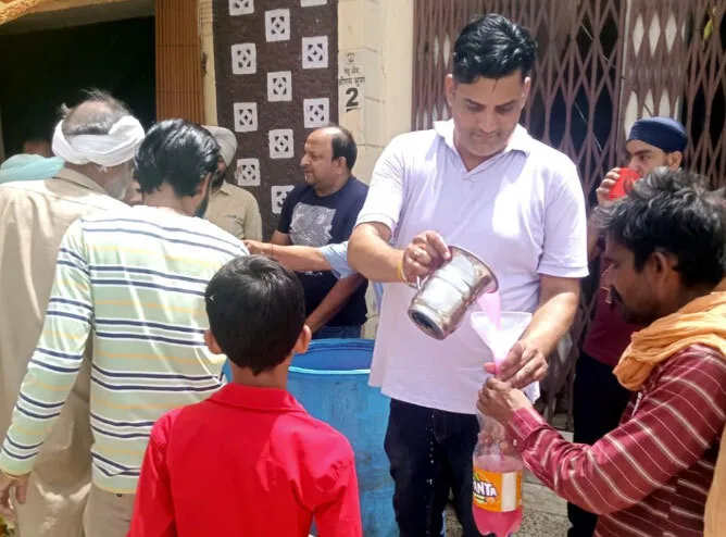 सच कहूँ की वर्षगांठ पर लगाई छबील, राहगीरों को भीषण गर्मी में मिली राहत
