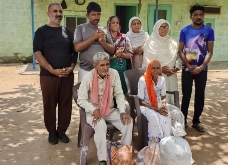 बुजुर्गों की मदद को आगे आए लाकड़ियां के डेरा अनुयायी