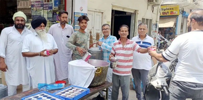डेरा अनुयायी ने 25 जरुरतमदों को दिया राशन, राहगीरों के लिए लगाई ठंडे-मीठे जल की छबील