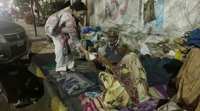 हैदराबाद की साध-संगत ने 100 जरूरतमंद निराश्रितों और दिव्यांगों को खिलाया भोजन