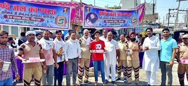 सेवादारों ने लगाई मीठे पानी की छबील