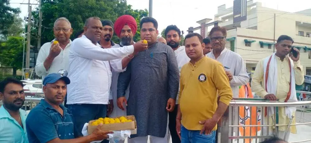 द्रौपदी मुर्मू के राष्ट्रपति  बनने पर लड्डू बांट दी बधाई