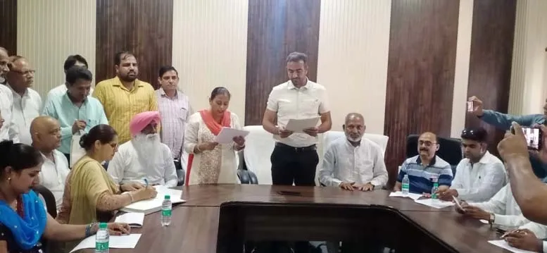 एसडीएम ने रतिया नगरपालिका के नवनिर्वाचित प्रधान व पार्षदों को पद व गोपनीयता की दिलाई शपथ