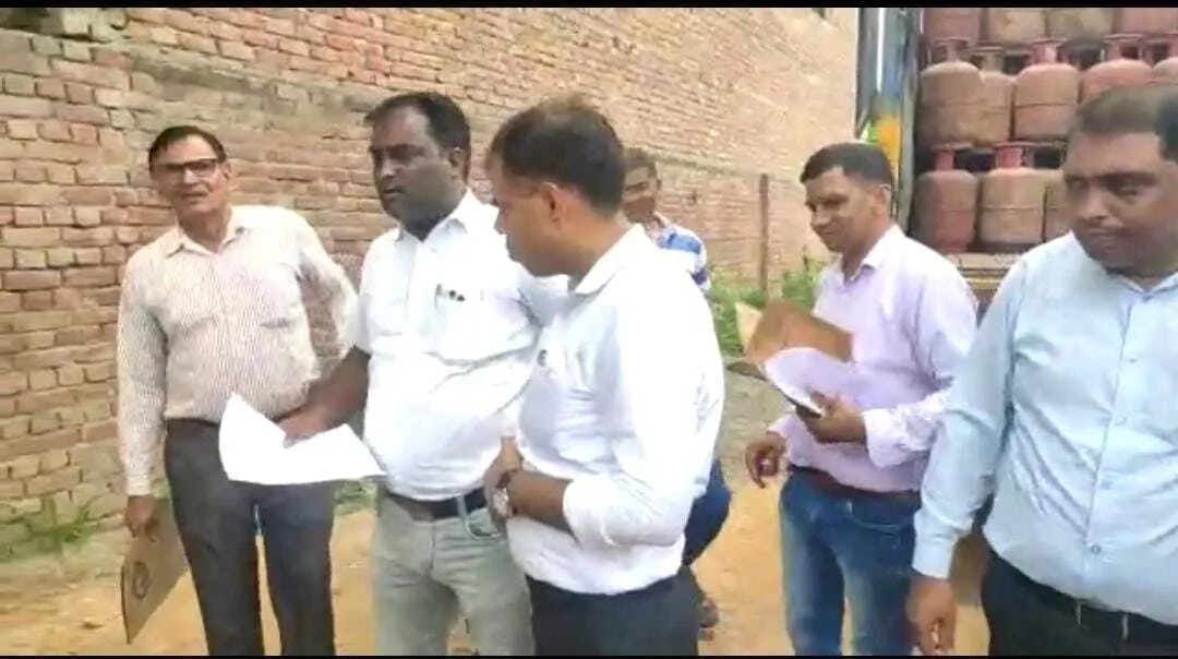 बिना लाईसेंस के चल रहे दो गैस गोदामों पर की छापेमारी