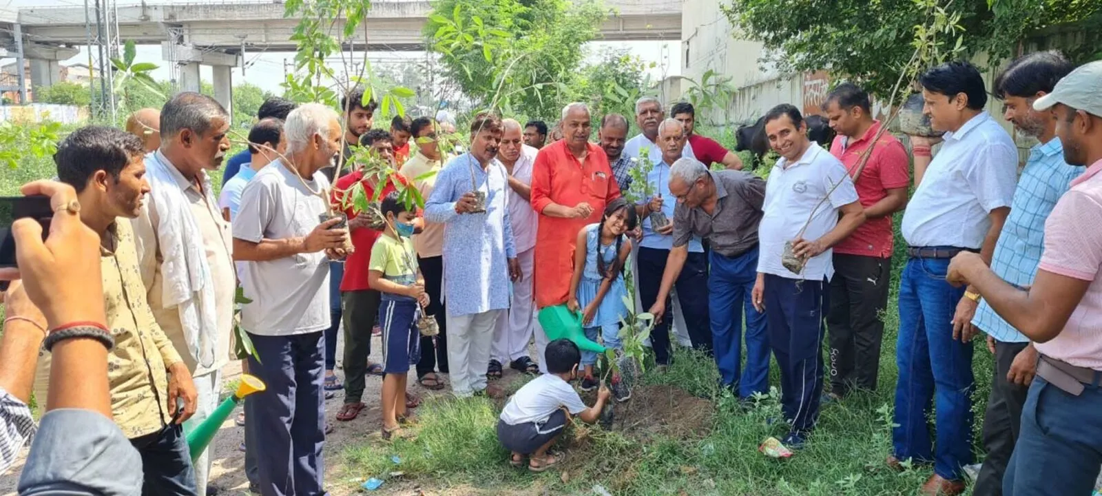 द्रौपदी मुर्मू के राष्ट्रपति बनने की खुशी में बांटी मिठाई, लगाए पौधे