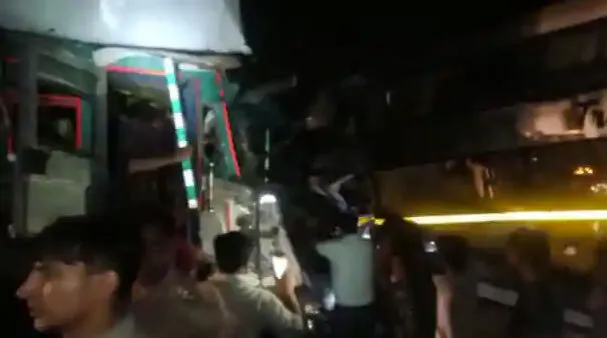 मुरादाबाद में बस और ट्रक की टक्कर में 6 लोगों की दर्दनाक मौत, 21 घायल